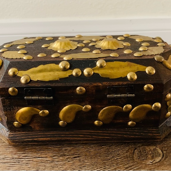 Wooden box with metal ornaments - Picture 6 of 11